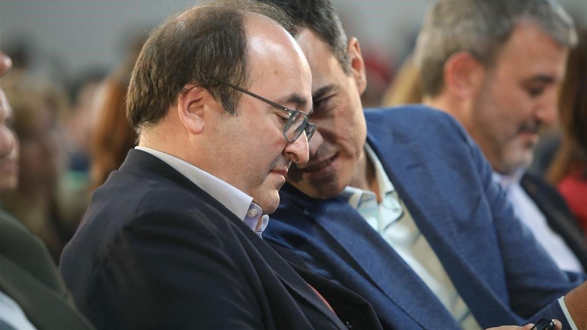 Miquel Iceta y Pedro Sánchez conversan durante un acto del PSC.