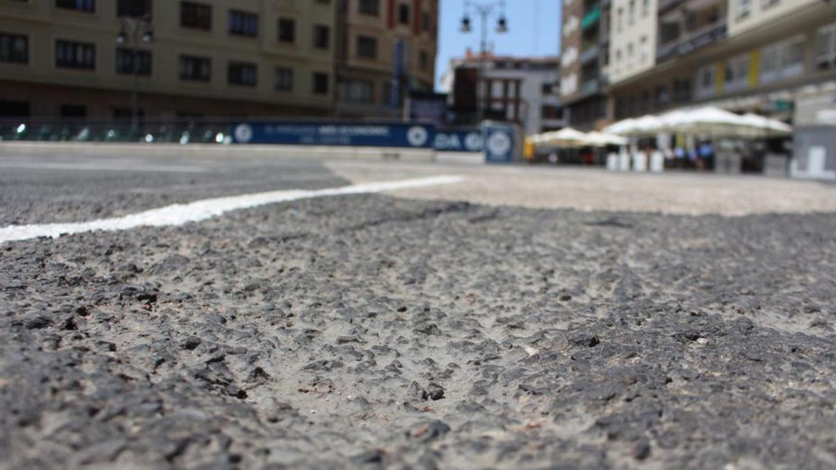 Cicatrices en el asfalto de la Avenida del Oeste.  | M. D.