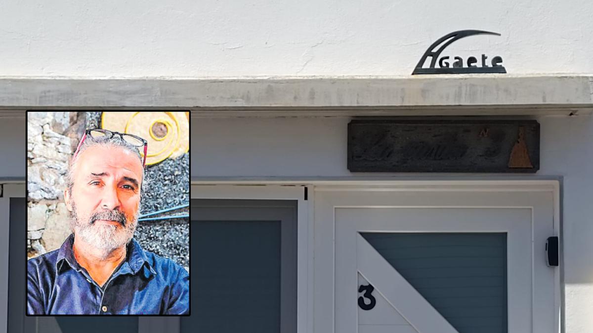 La obra sustraída, ahora en la fachada de la vivienda del jefe de la Policía Local de Agaete, y el artista creador de la misma, Román del Pino (izq).