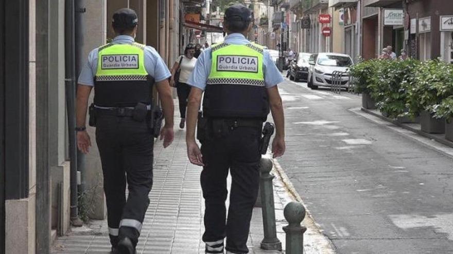 Dos agents de la Guàrdia Urbana de Figueres patrullant pel centre de la ciutat, en una imatge d&#039;arxiu