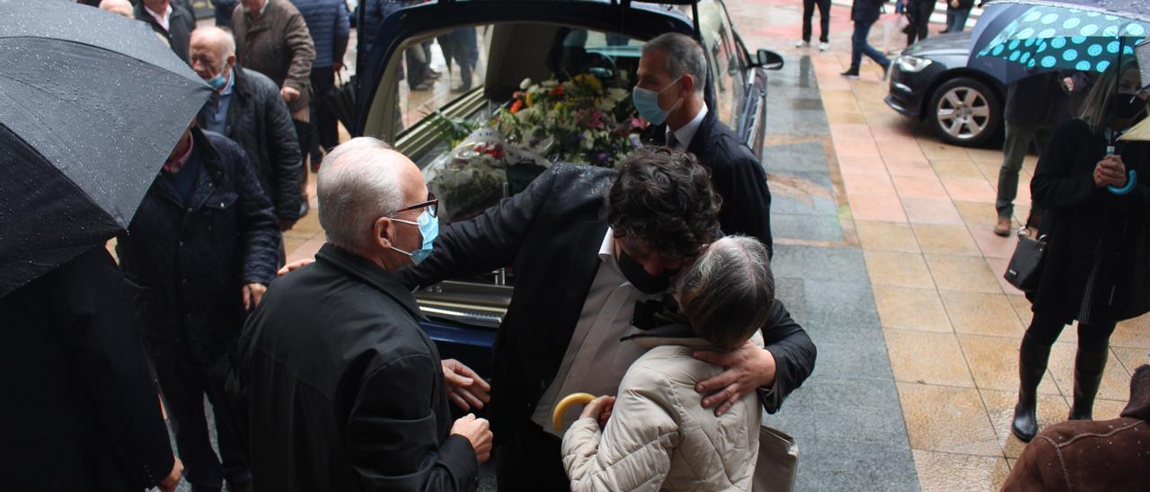 Kiko Urrusti a la entrada del funeral del escultor Toño Urrusti