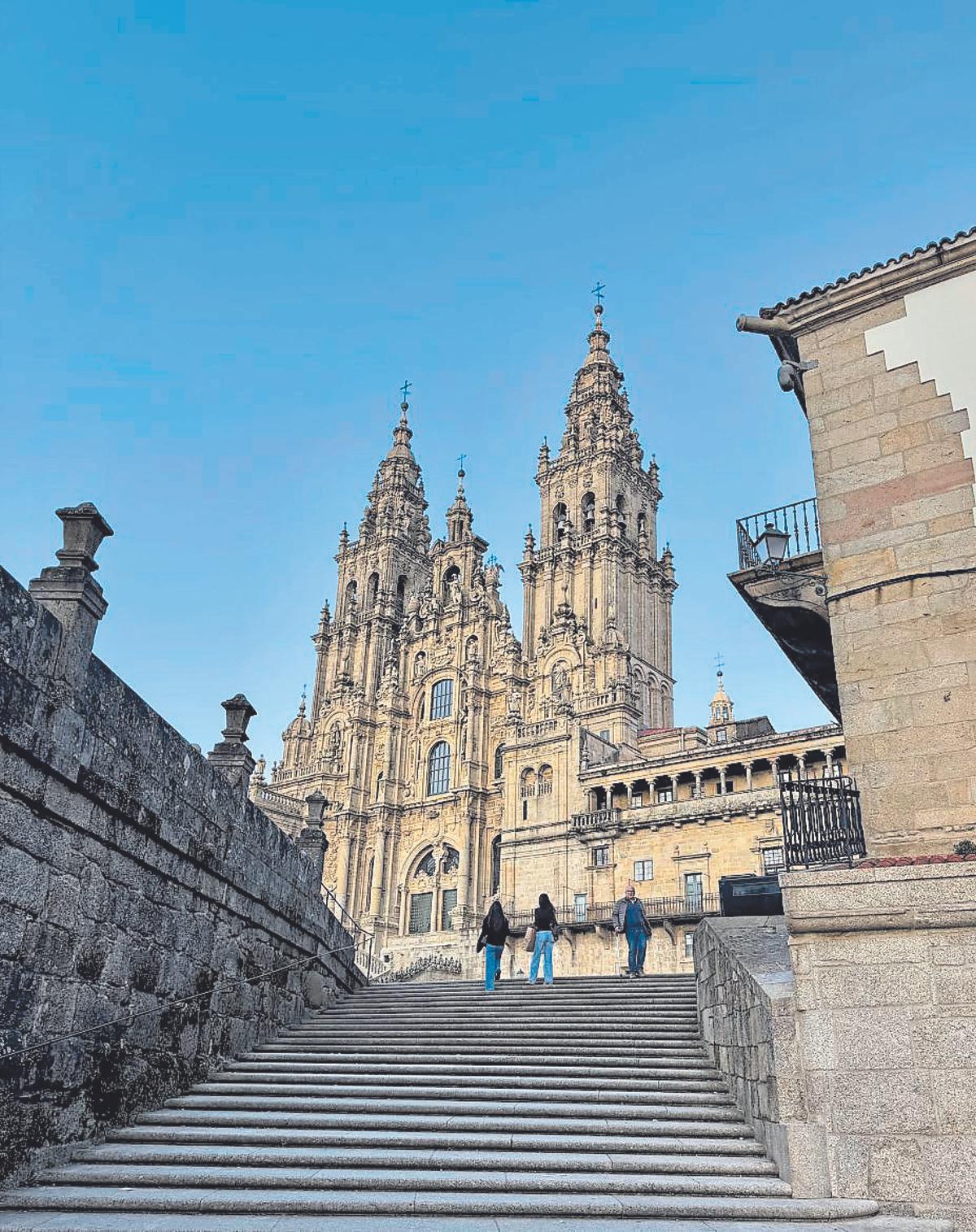 Fachada principal de la Catedral de Santiago y el lateral del colegio de San Xerome.
