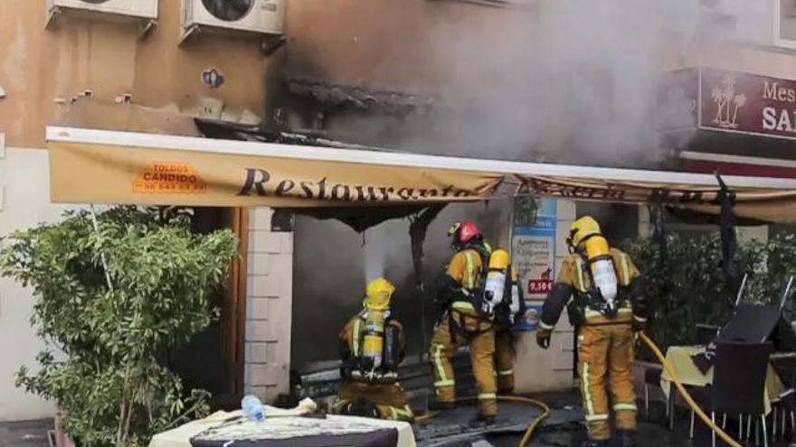 Desalojados dos restaurantes y un pub de Elche por el incendio en una pizzería