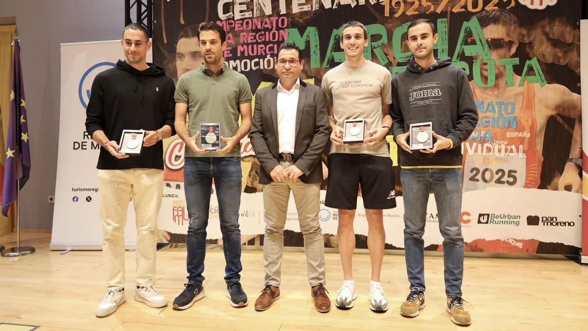 Sergio López, Miguel Ángel López, Antonio Jesús Cutillas, Mariano García y Manuel Bermúdez, con las medallas del centenario. | JUAN CARLOS CAVAL