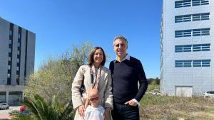 El investigador Manel Esteller junto a la niña Alexandra Peraut y su madre, Esther Martínez.