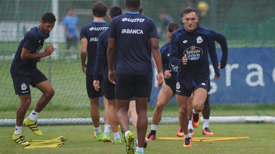 Lucas y Sidnei, de espaldas, hoy en Abegondo.