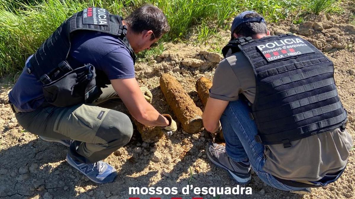 Dos agents del TEDAX dels Mossos d&#039;Esquadra analitzant els projectils trobats en un camp de blat de la Vall d&#039;en Bas