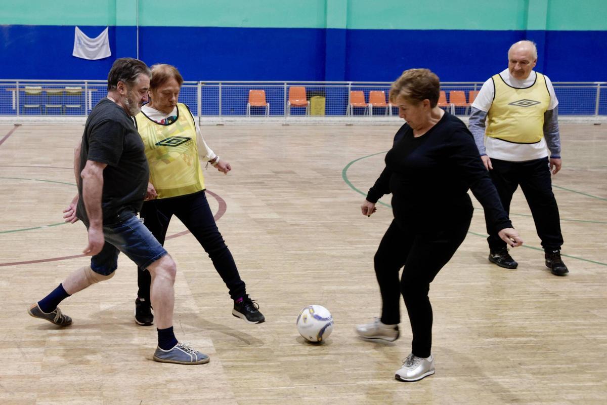 Fútbol andando, el deporte de moda entre los mayores de Langreo
