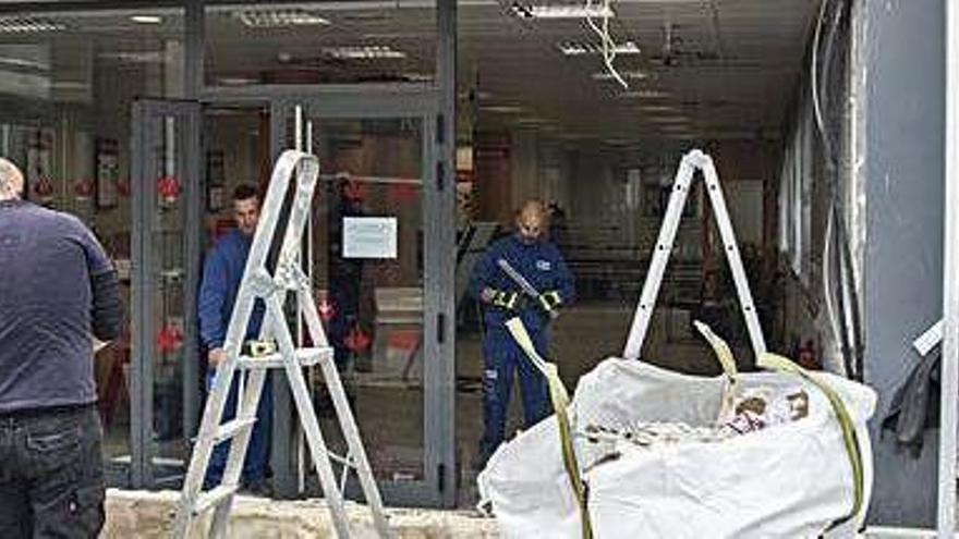 Les destrosses ocasionades pel robatori del caixer al Banc Santander de Riudellots.