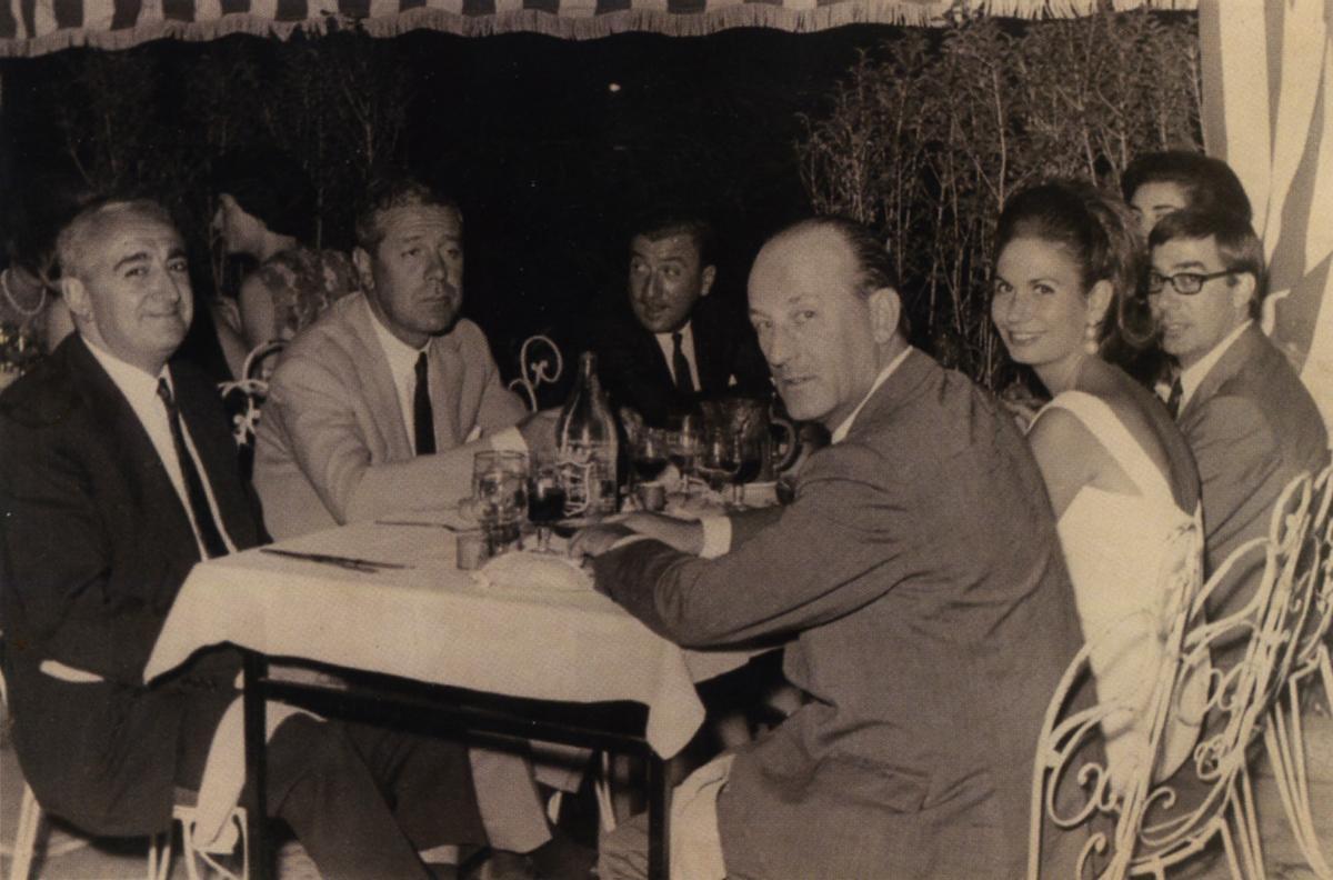 Vizcaíno Casas con Luis García Berlanga, Rafael Azcona, Mingote y José Vicente Puente, entre otros.