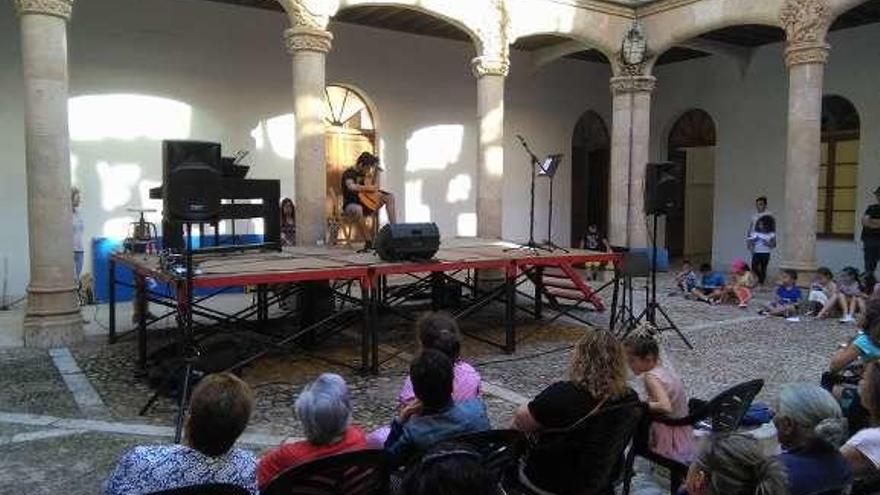 Un alumno interpreta una melodía con su guitarra en la audición.