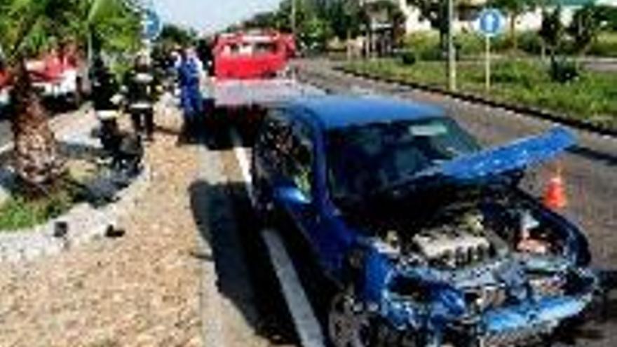 Dos heridos tras chocar un coche con un camión que luego volcó