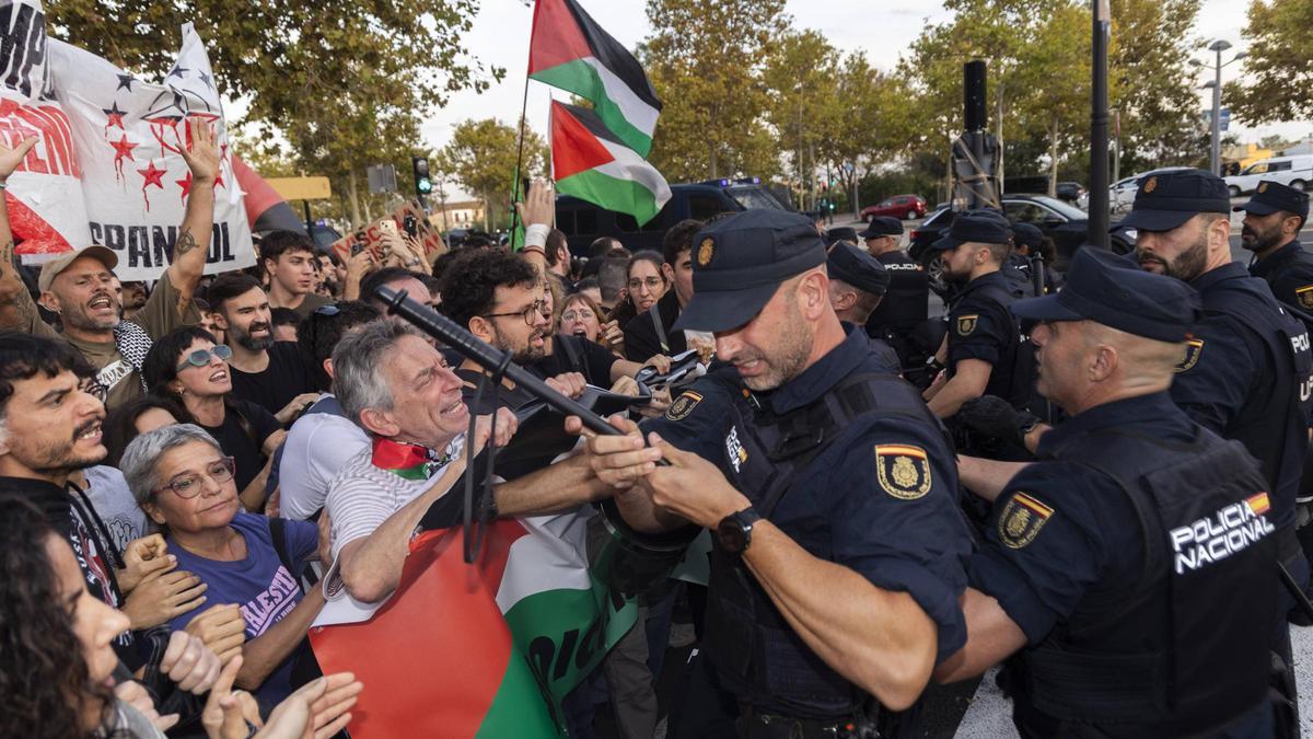 Cargas policiales ante el Roig Arena y los alrededores durante la protesta contra Israel.