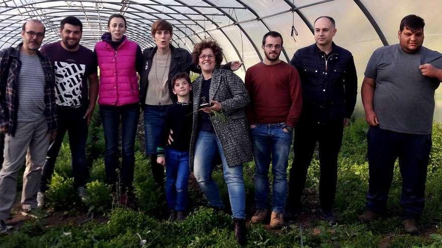 Productores ecológicos del área con la directora de la escuela infantil A Caracola y representantes de la entidad catalana Menjadors Ecològics.