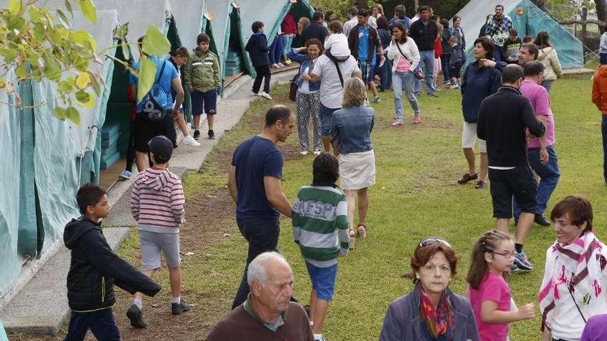 Los padres acompañaron a los niños para acomodar sus maletas en el camping.