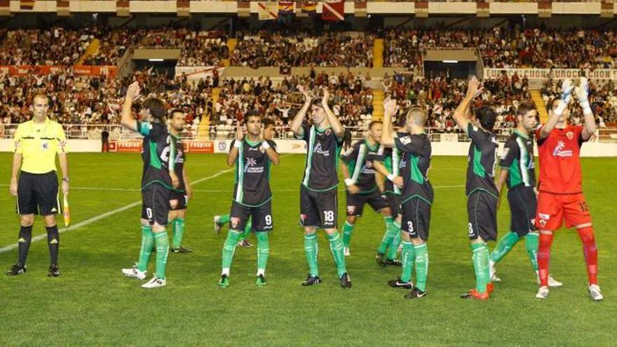 Los jugadores del Elche aplaudiendo el pasado jueves en el estadio Teresa Rivero de Vallecas.