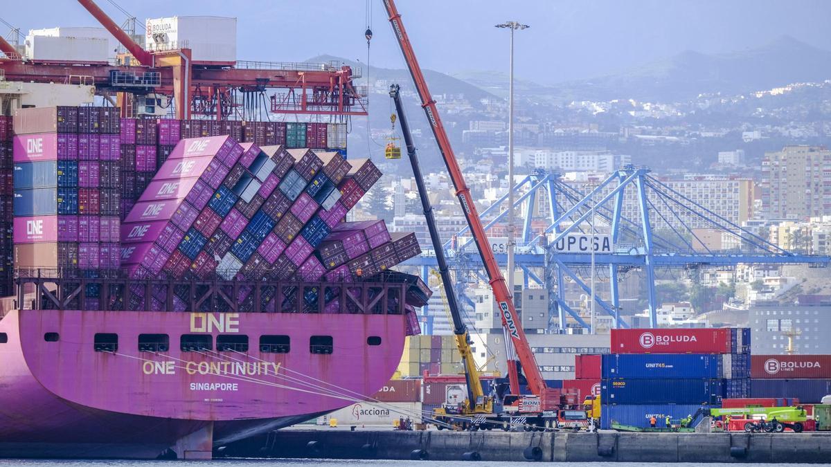 La delicada descarga del 'One Continuity' en el Puerto de Las Palmas