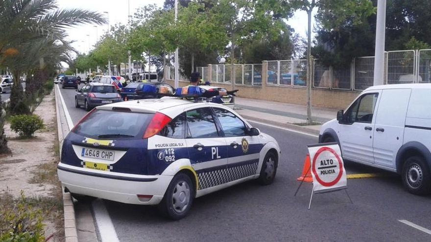 Un control de la Policía Local de Elche, en una imagen de archivo