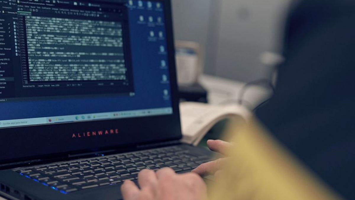 Un agent dels Mossos rastreja la xarxa a la recerca de ciberestafadors.  | MOSSOS D’ESQUADRA