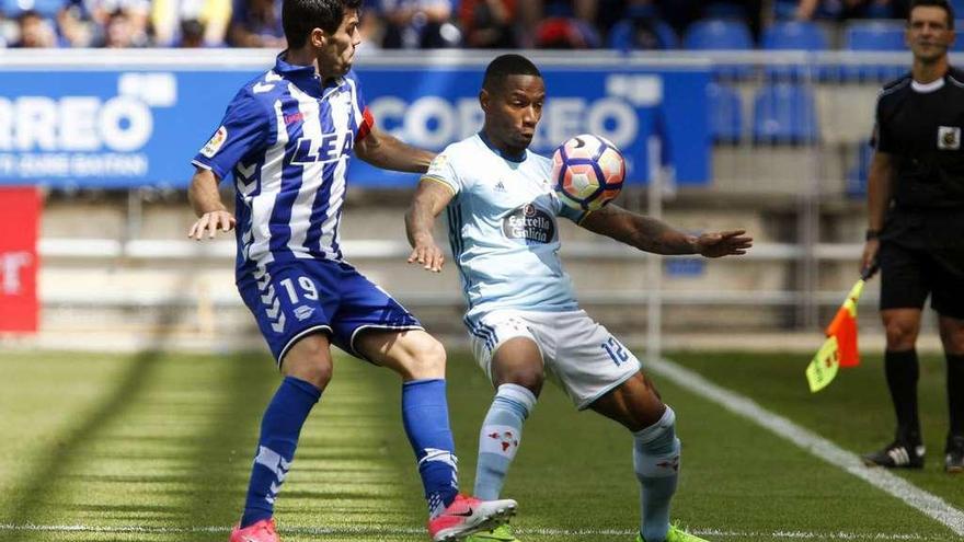 Beauvue controla el balón, ayer, en Mendizorroza. // D. A.