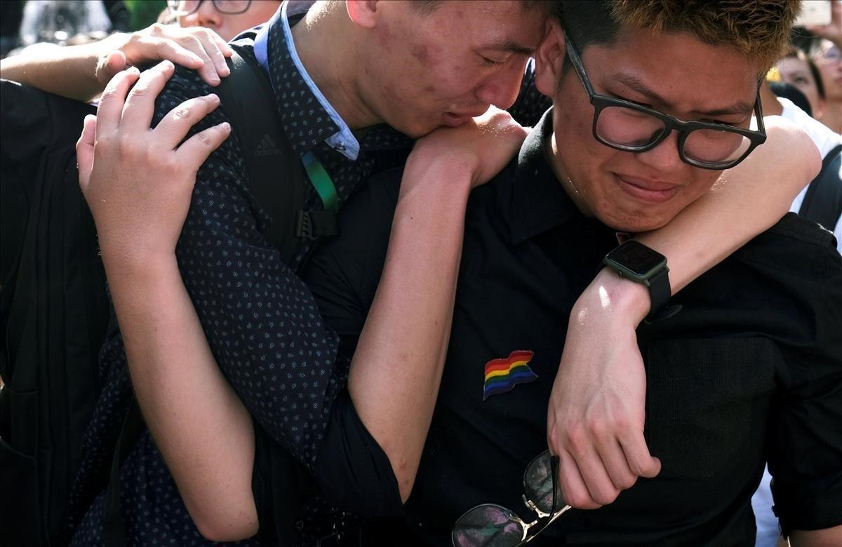 Taiwán aprueba la primera ley en Asia que reconoce el matrimonio homosexual. La imagen muestra a una pareja emocionada tras conocer la noticia.