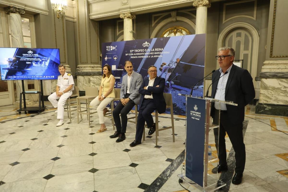 Un momento de la presentación del trofeo de Vela