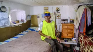 "Tiene dos camas. Es como un apartamento"; así vive el okupa del búnker de El Confital