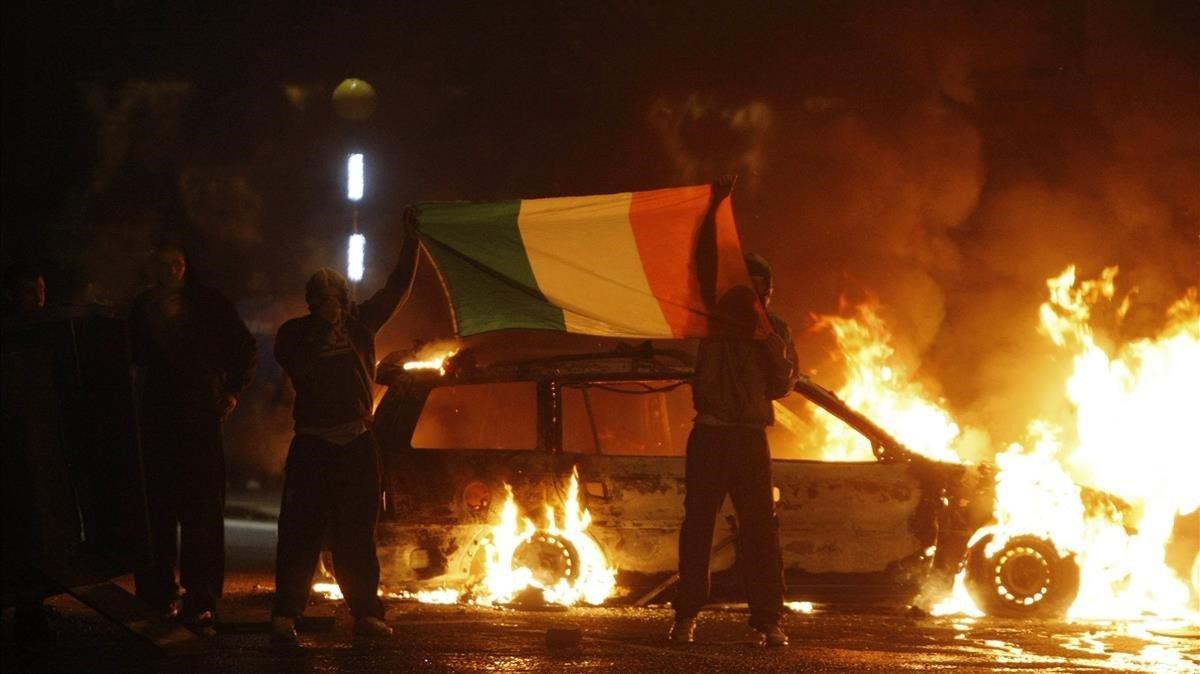 zentauroepp13586025 nationalist protesters brandish the irish tricolour flag dur191020183836