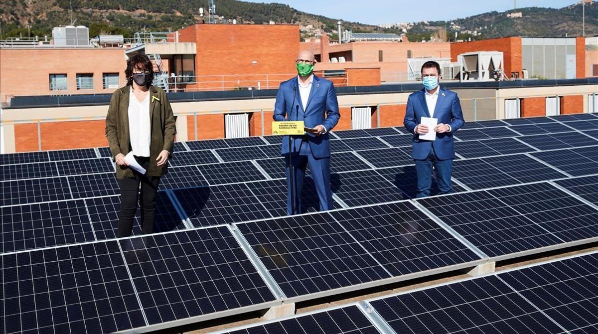 El candidato de ERC a la presidencia de la Generalitat, Pere Aragonès (a la derecha), junto al ’exconseller’ Raül Romeva y la eurodiputada Diana Riba, durante el acto electoral sobre transición ecológica que han llevado a cabo en la Universitat Politècnica de Catalunya.