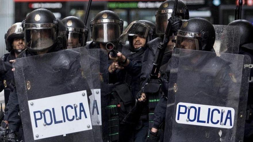 Puigdemont pide que a la policía le caiga &quot;todo el peso de la ley&quot;