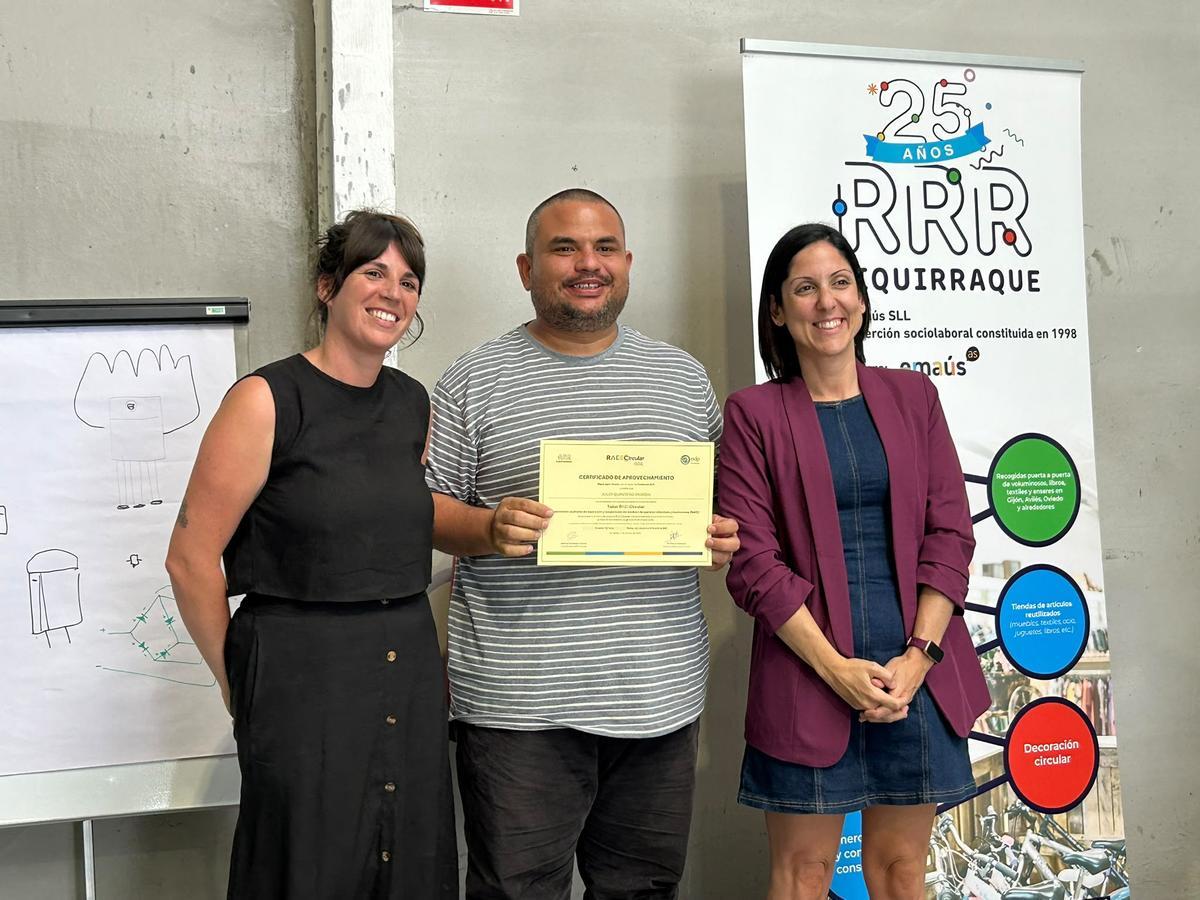 EN IMÁGENES: El pionero taller de Riquirraque en Castrillón celebra su primera promoción de graduados