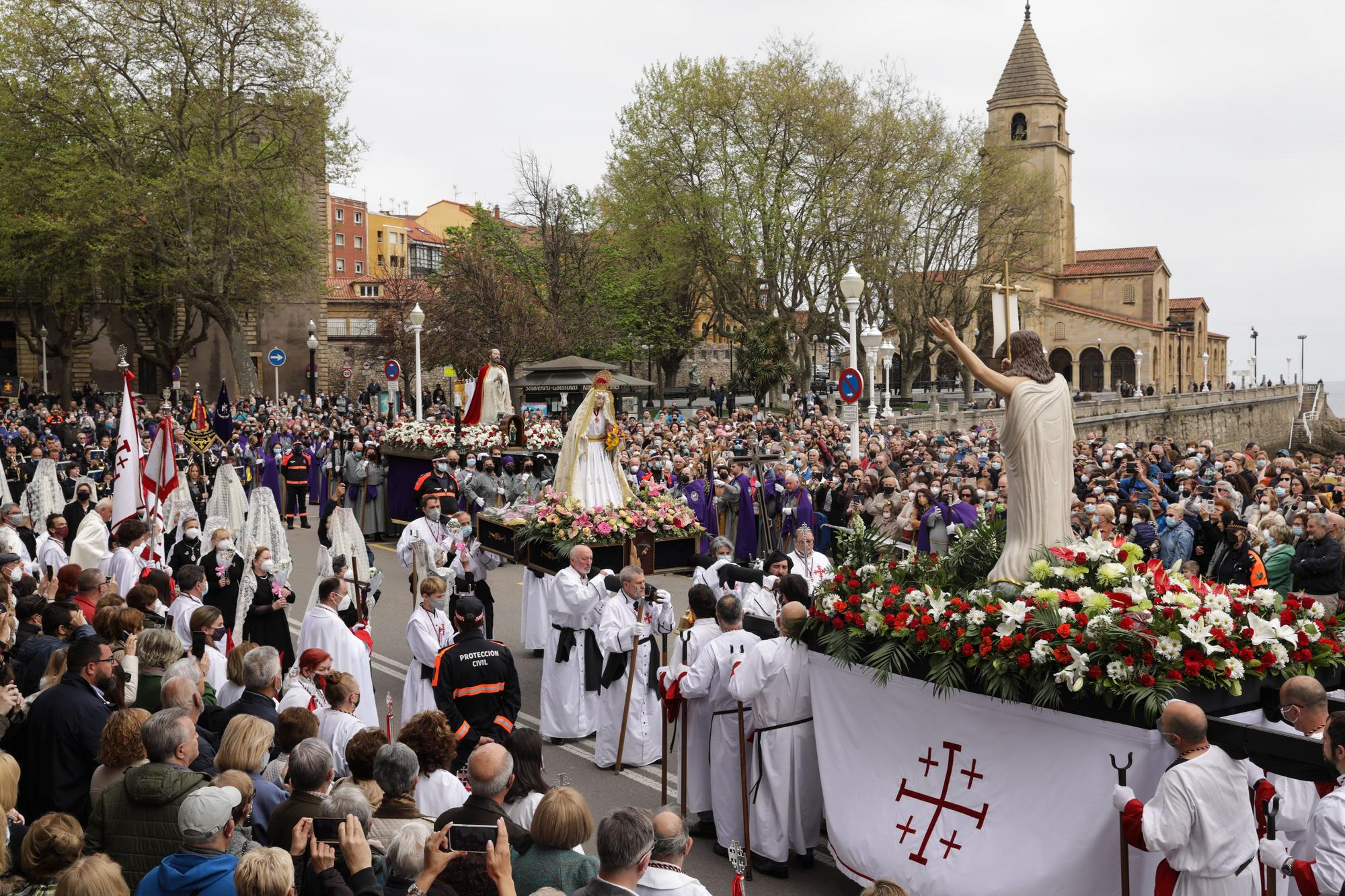En imágenes: Procesión del Domingo de Resurrección en Gijón