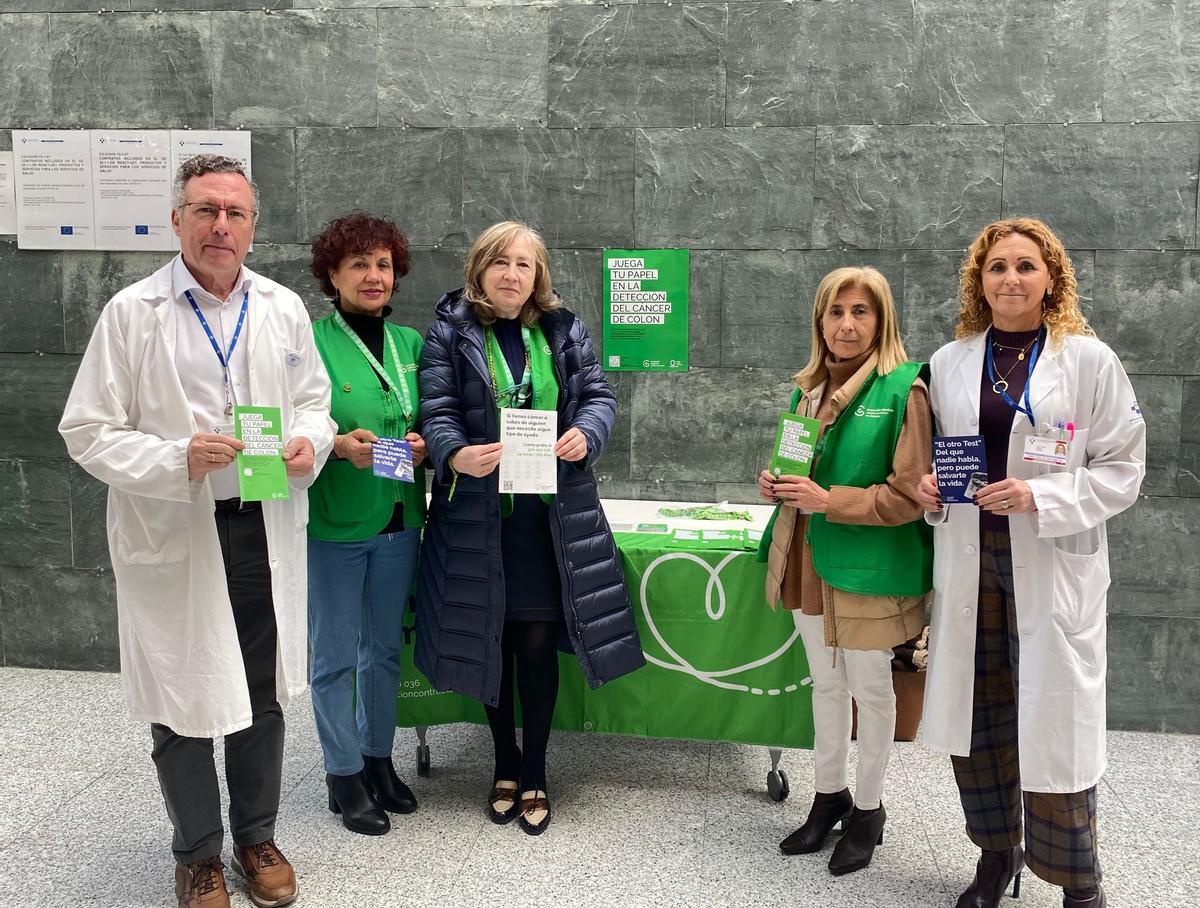 Integrantes de la Asociación Española Contra el Cáncer, con responsables médicos.