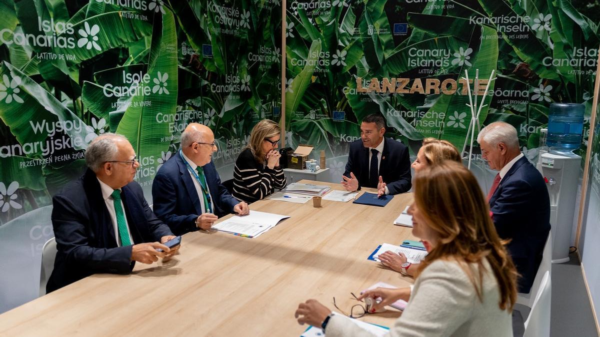 Los cabildos canarios muestran su total rechazo a la subida de tarifas aeroportuarias propuesta por Aena.