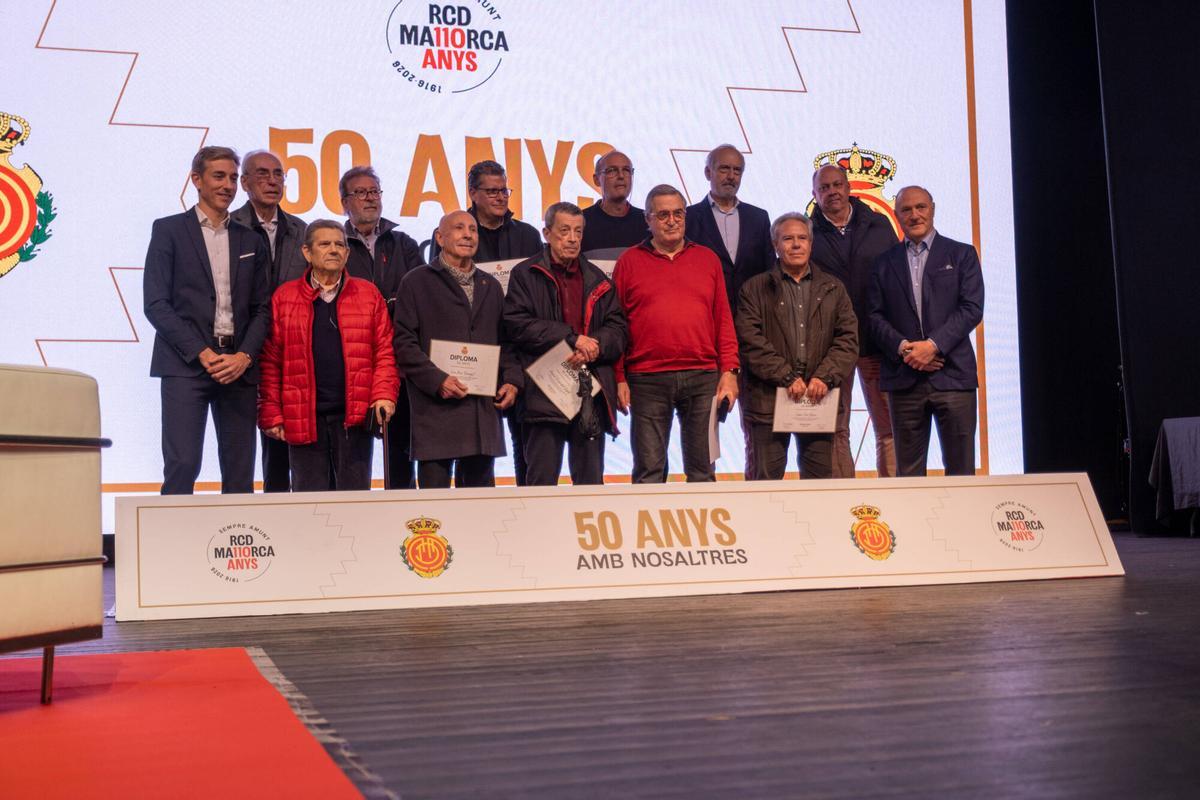 Sentido homenaje a los abonados del Mallorca con más de medio siglo de fidelidad.