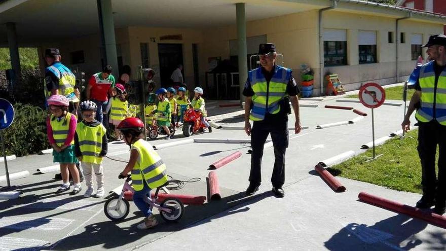 Los niños de la Escola de Berducedo, en el circuito con agentes de la Policía Local. // Santos Álvarez