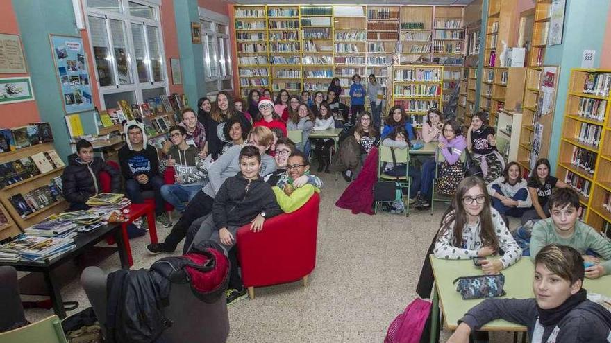 El IES Alexandre Bóveda acogió ayer un club de lectura sobre la historia del manga. // Cristina Graña