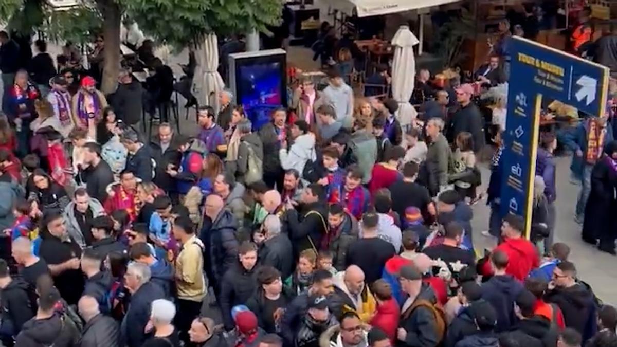 Las colas en el acceso al Camp Nou