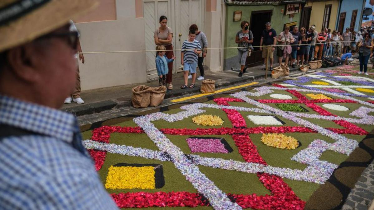 En la elaboración de las alfombras de La Orotava toman parte colectivos y particulares de todas las edades. Un trabajo que atrae a un gran número de visitantes. 