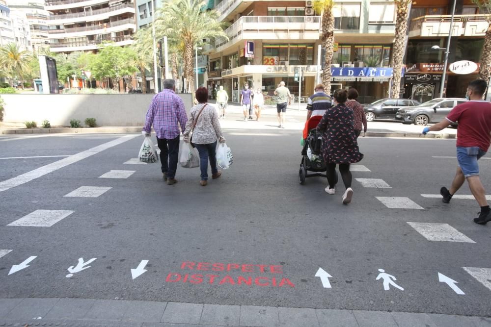 Alicante señaliza los dos sentidos de circulación en los pasos de peatones