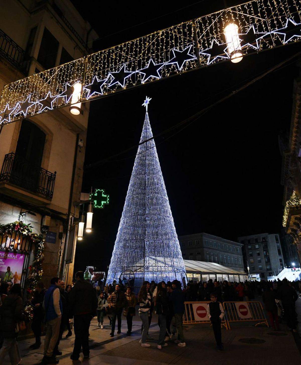 Árbol de Navidad de la plaza de España. |   // GUSTAVO SANTOS 