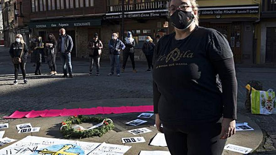  Vanesa Castañón, junto a pancartas y carteles de protesta colocados en el centro de la plaza de Requejo.