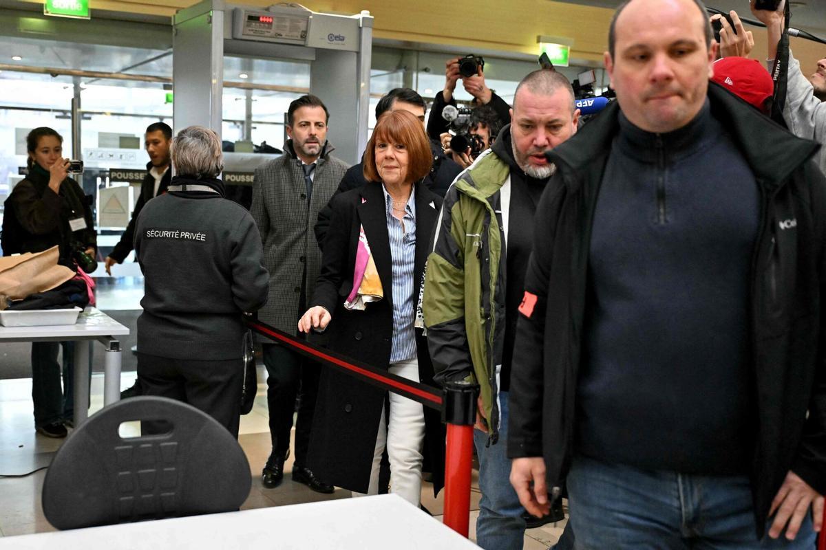Gisele Pelicot (C) arrives at the courthouse in Avignon on December 19, 2024, as the verdict is expected in the trial of her ex-husband, with 50 others, accused of drugging her and orchestrating multiple rapes over nearly a decade. A court in the French southern town of Avignon is trying Dominique Pelicot, a 71-year-old retiree, for repeatedly raping and enlisting dozens of strangers to rape his heavily sedated wife Gisele Pelicot in her own bed over a decade. Fifty other men, aged between 26 and 74, are also on trial for alleged involvement, in a case that has horrified France. (Photo by Miguel MEDINA / AFP)