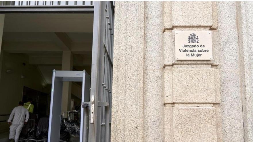 Acusación cruzada: piden nueve años de cárcel para un acusado en Cáceres de fracturar un dedo a su expareja y agredirla sexualmente