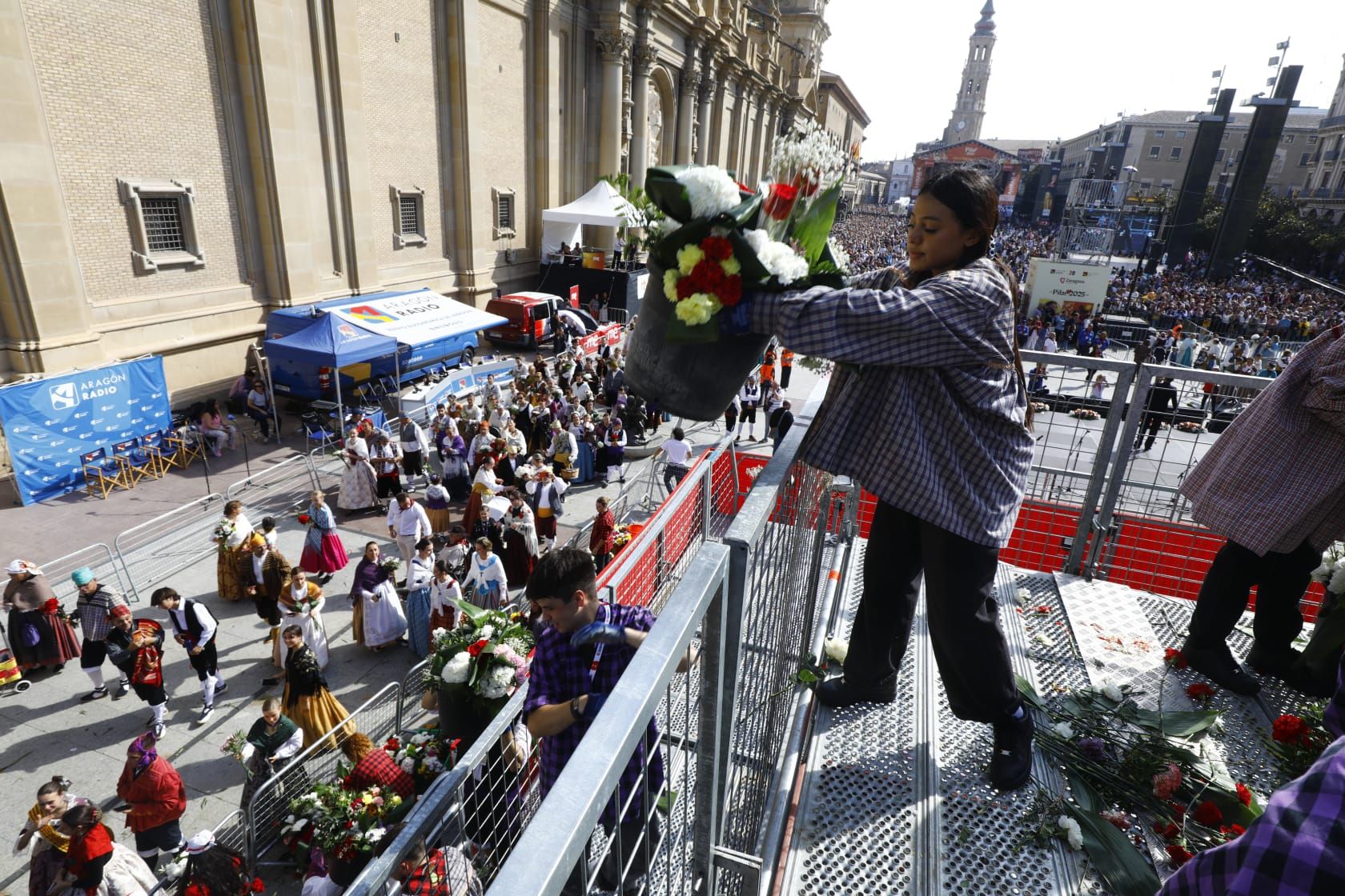 En imágenes | Zaragoza vive su día grande con la Ofrenda de Flores a la Virgen del Pilar