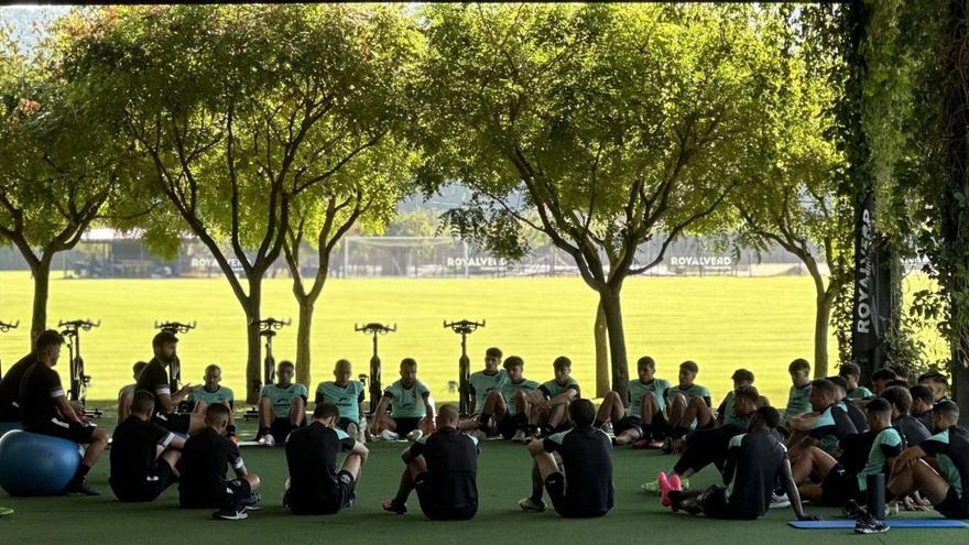 Guillermo Fernández Romo charla con la plantilla durante un entrenamiento durante la concentración en Olot. | UD IBIZA