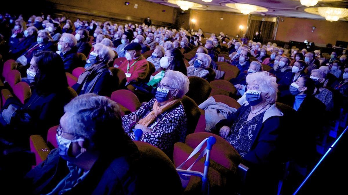 MADRID  24 02 2021  Funcion especial para los mayores de residencias de Madrid que ya han sido inmunizados con la vacuna contra la COVID-19 en el teatro EDP Gran Via  FOTO  JOSE LUIS ROCA