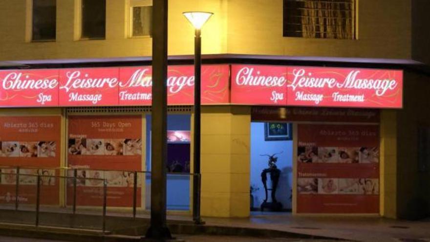 Local de masaje chino en la calle Marquès de la Sènia.  | M. VICENS