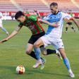 Jorge Maceira pugna por la posesión del balón con el defensor del Racing Club Villalbés.