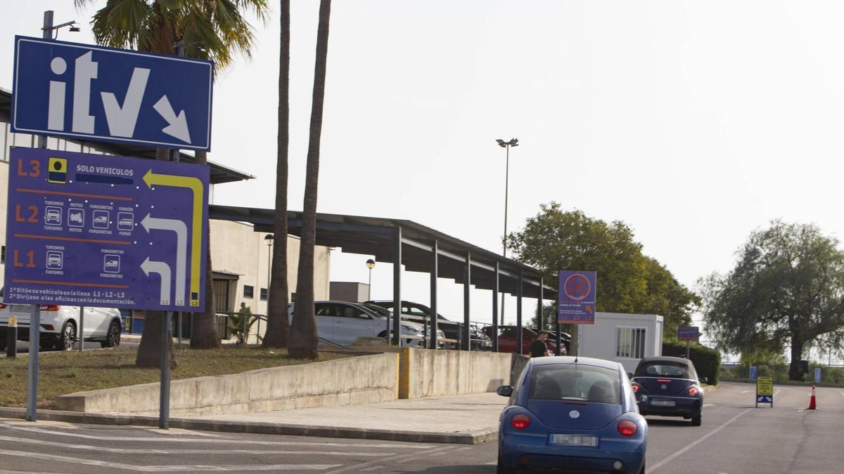 Varios vehículos aguardan en la estación ITV de Alzira, en una imagen de archivo.